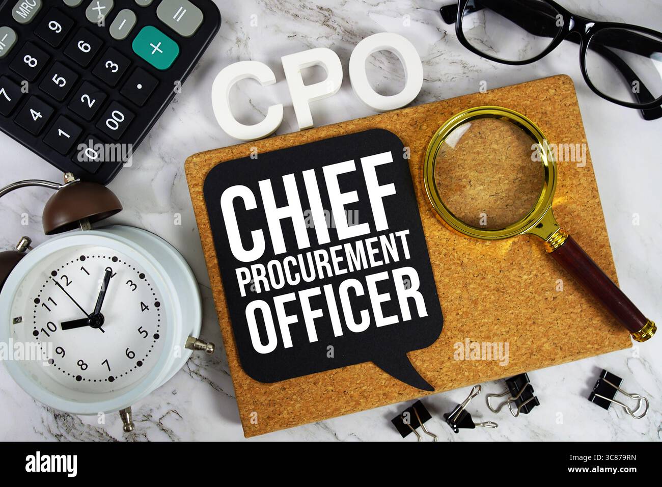Testo del Chief Procurement Officer CPO con calcolatrice, sveglia e lente di ingrandimento su sfondo in marmo Foto Stock