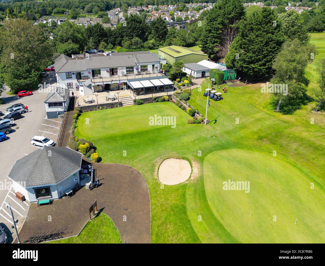 Whitchurch, Cardiff, Galles, Regno Unito - 8 luglio 2025: Veduta aerea della casa del club al Whitchurch Golf Club nei sobborghi della città di Cardiff Foto Stock