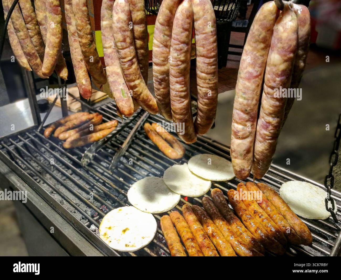streetfood, salsicce e arepas, valle de cocora Foto Stock