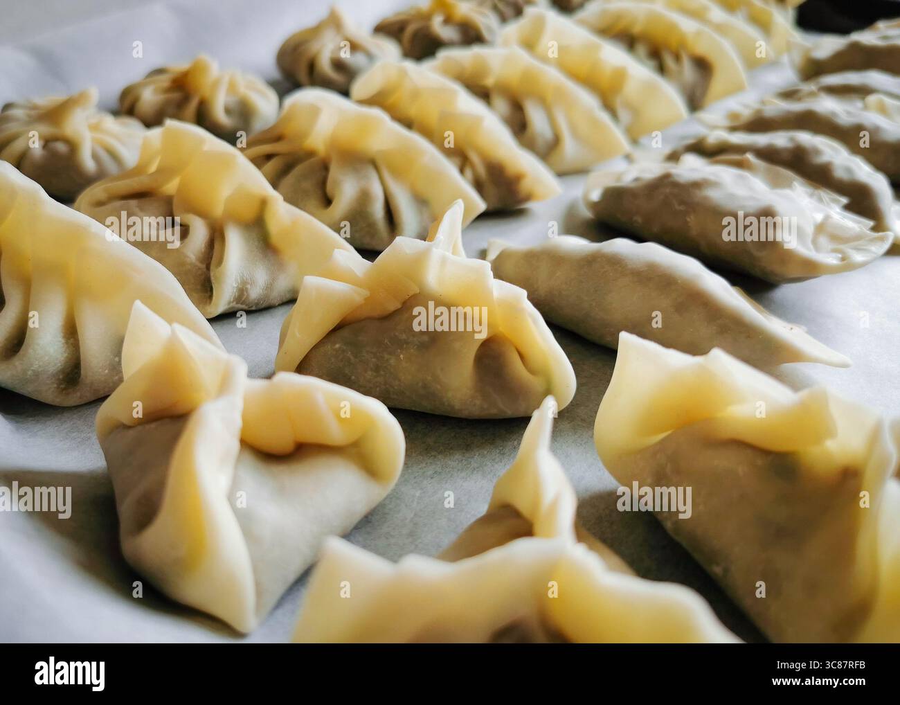 Variazioni fatte in casa di gnocchi ripieni di gamberi, pollo, verdure ed erbe aromatiche Foto Stock