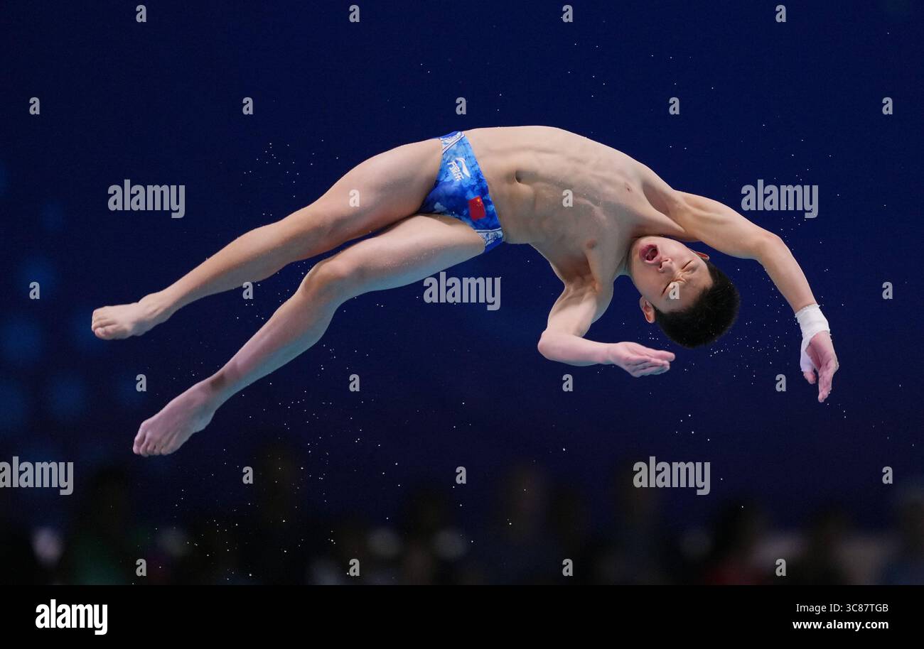 (250803) -- SINGAPORE, 3 agosto 2025 (Xinhua) -- Zhao Renjie della Cina gareggia durante la finale maschile di 10 m di piattaforma ai Campionati mondiali di nuoto a Singapore, 3 agosto 2025. (Xinhua/Wu Zhizun) Foto Stock