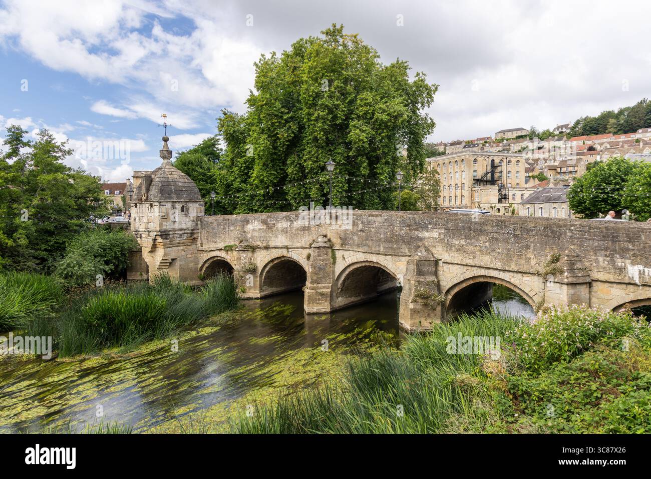 Bradford su Avon storico ponte medievale in pietra cittadina che è un edificio classificato di grado 1 sopra il fiume Avon, Wiltshire, Inghilterra, Regno Unito Foto Stock