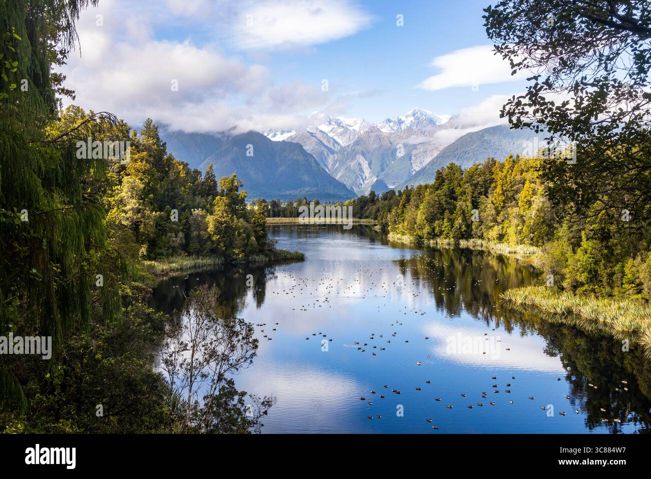Lago Matheson, costa occidentale della nuova Zelanda, lago glaciale con riflessi delle alpi meridionali incl. Monte Tasman e Aoraki monte Cook nel lago Foto Stock