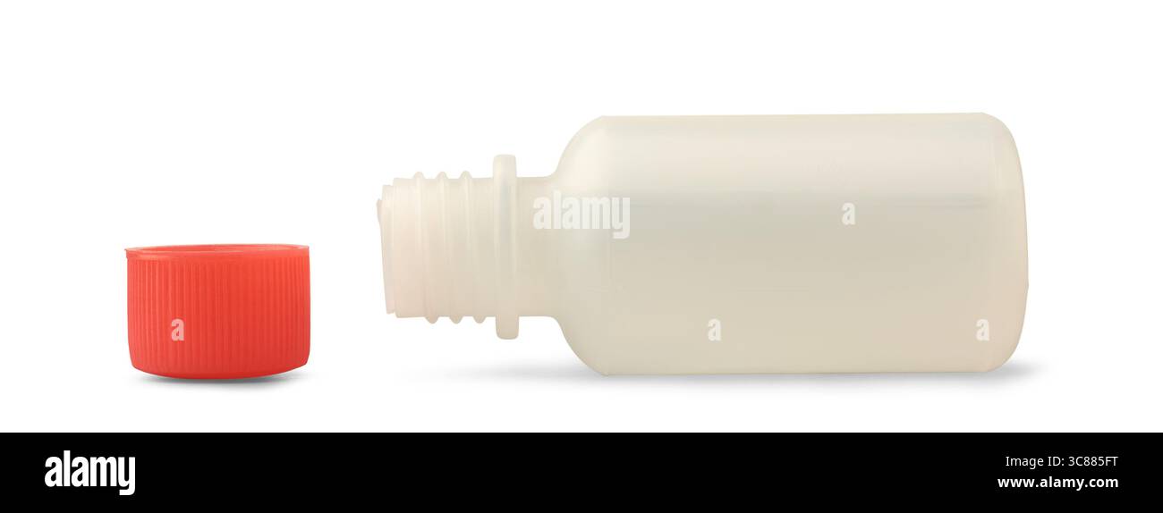 primo piano di una piccola bottiglia di plastica traslucida con tappo rosso staccato sfondo bianco isolato, modello di confezionamento di farmaci senza etichetta Foto Stock