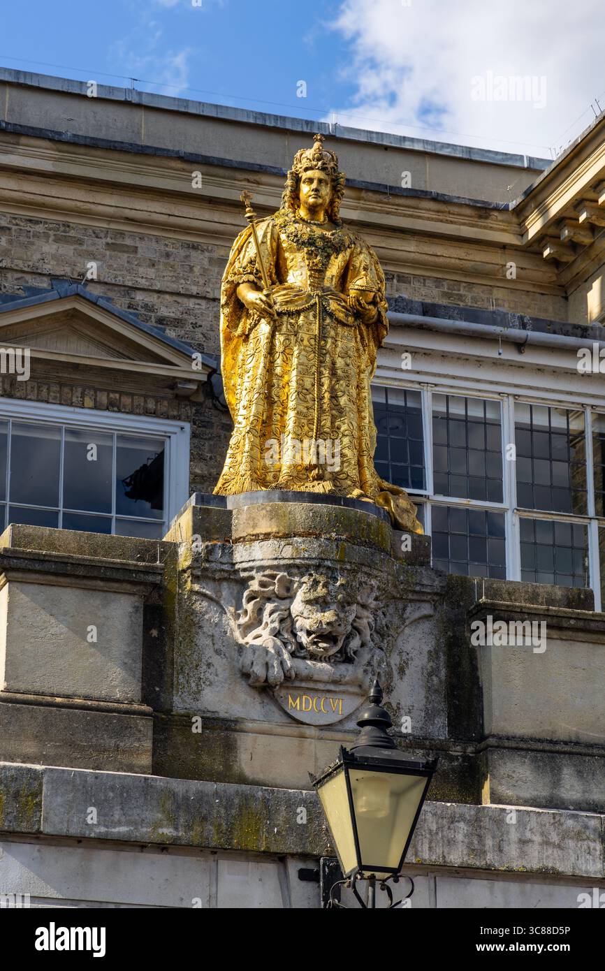 Statua dorata della regina Anna di Francis Bird sulla Kingston Market Hall (ex municipio) di Charles Henman, Kingston upon Thames, Londra, Inghilterra Foto Stock