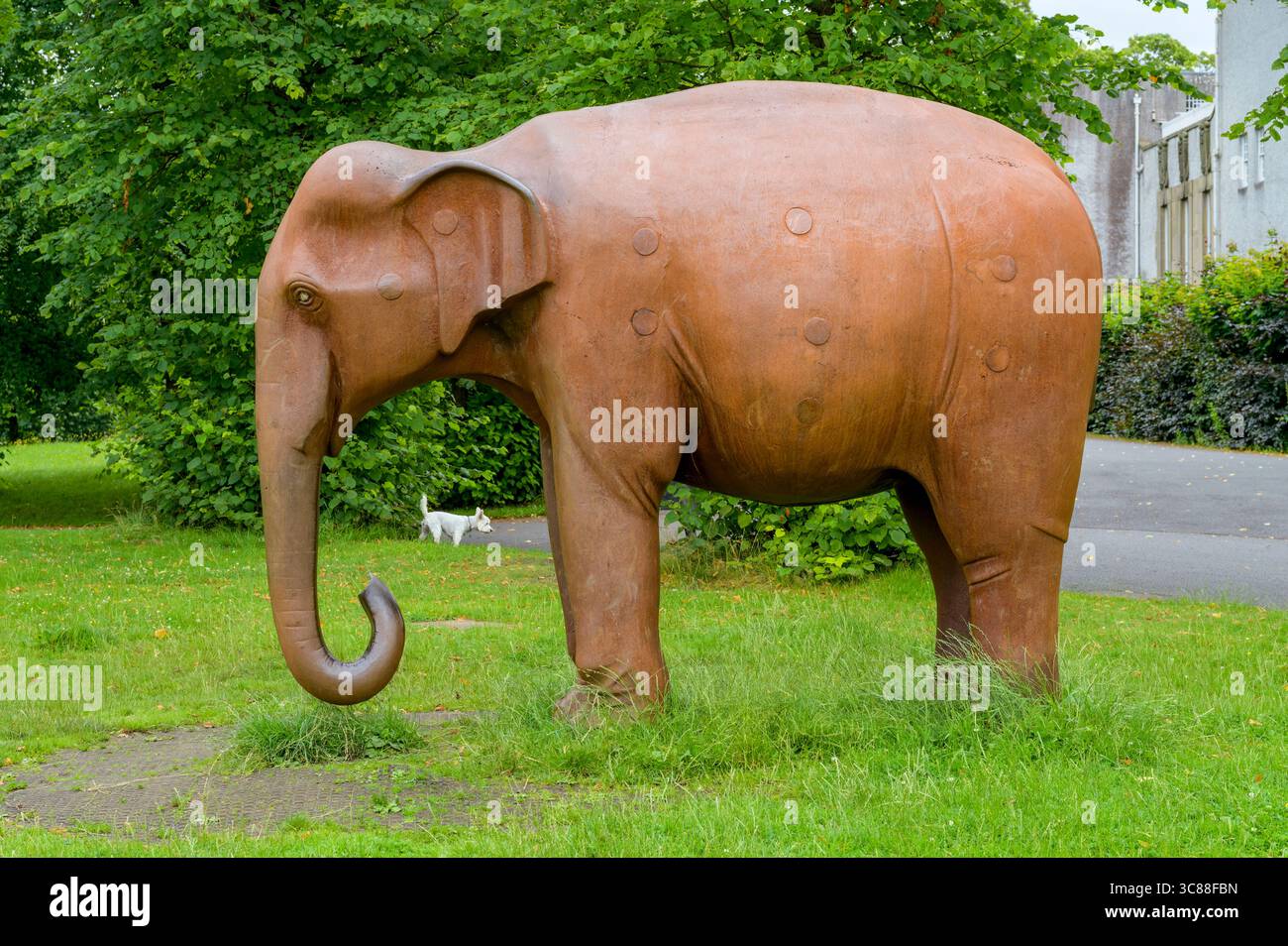 Una scultura di elefante dell'artista Kenny Hunter che comprende rottami riciclati da locomotive costruite a Glasgow, Bellahouston Park, Glasgow, Scozia, Regno Unito, Europa Foto Stock