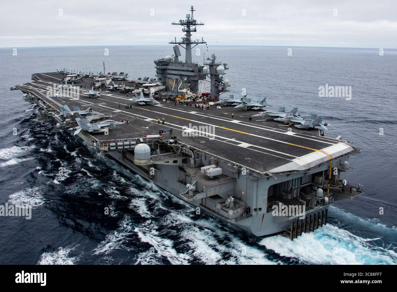 OCEANO PACIFICO (9 agosto 2021) la portaerei USS Abraham Lincoln (CVN 72) transita nell'Oceano Pacifico. Abraham Lincoln e' in corso nel terzo Paese Foto Stock