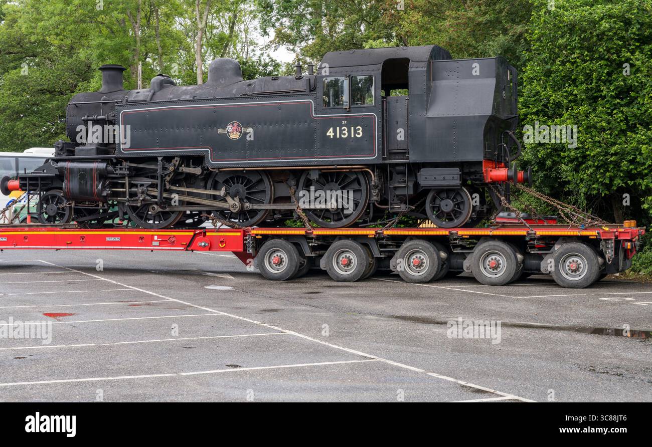 Havenstreet, IoW - 5 giugno 2025: Locomotiva a vapore della British Railways su un grande autocarro con caricatore basso per il trasporto Foto Stock