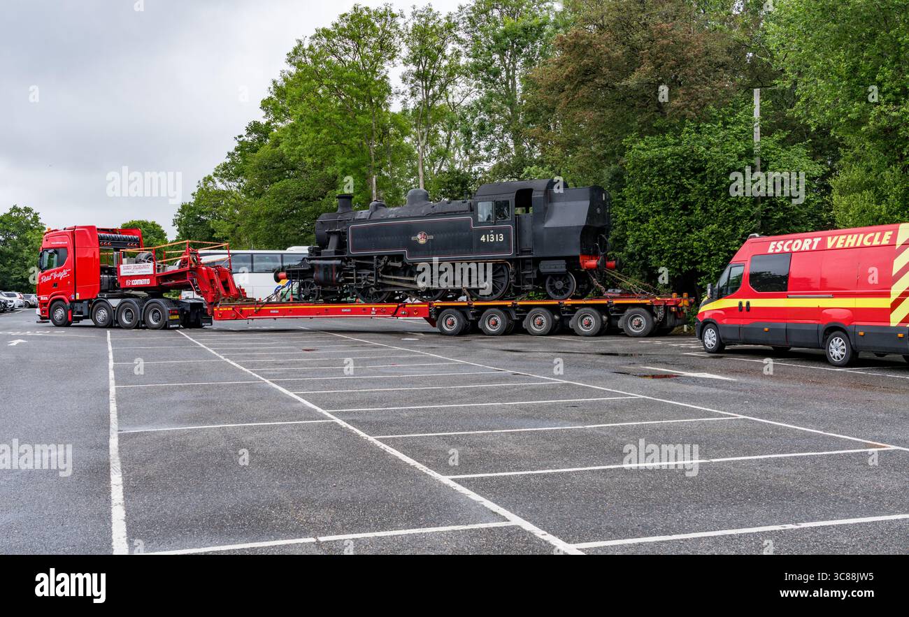 Havenstreet, IoW - 5 giugno 2025: Locomotiva a vapore della British Railways su un grande autocarro con caricatore basso per il trasporto Foto Stock