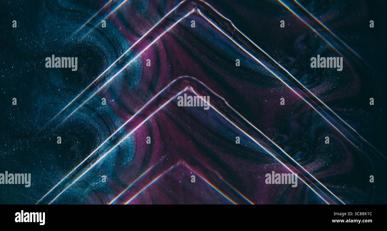 Dipingere il triangolo. Spruzzi di acrilico. Blu sfocato, viola, neon, particelle nere scure scintillanti che si diffondono su sfondo artistico astratto. Foto Stock