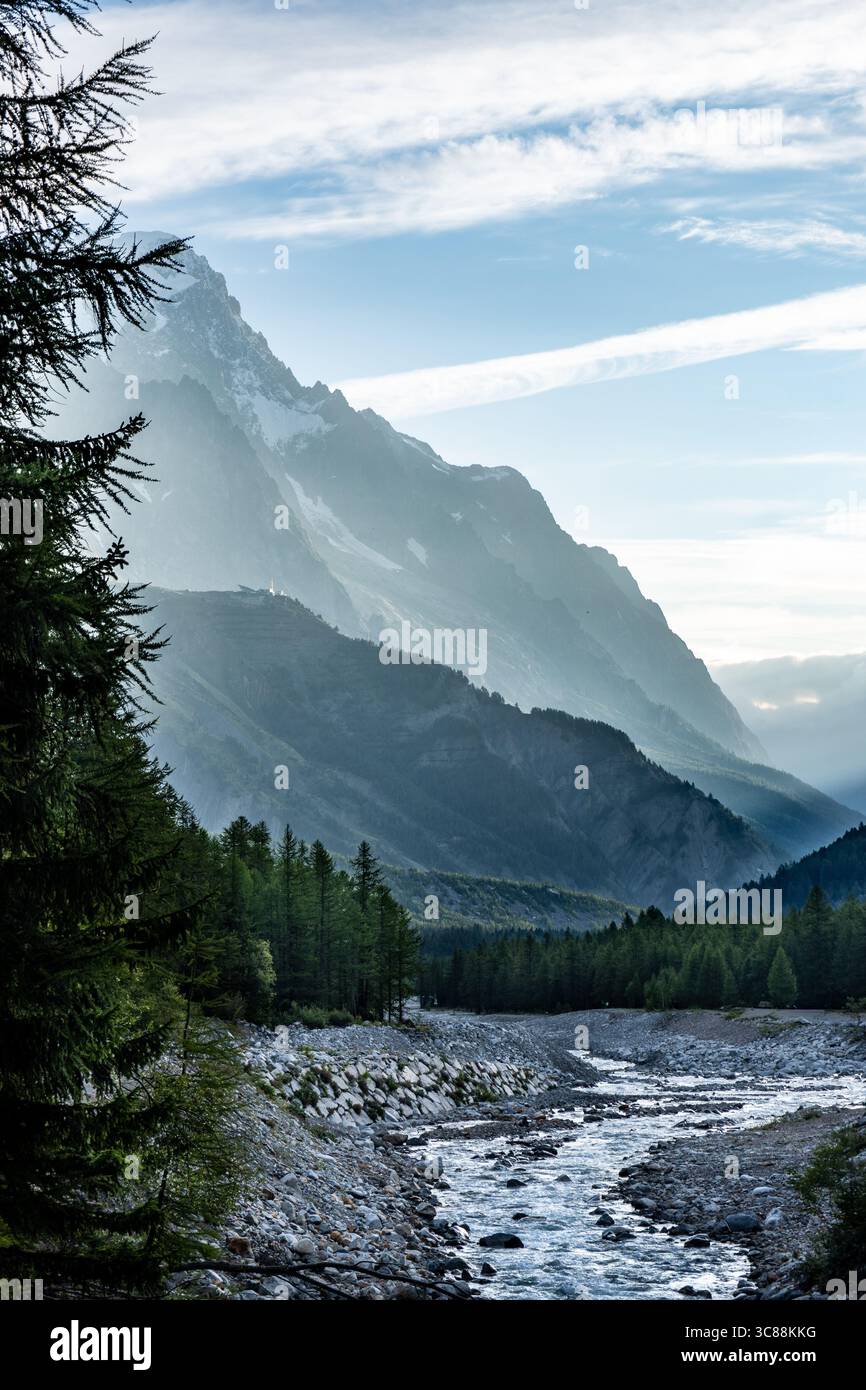 Alba sul fiume Dora di Veny in Val Veni, Italia. La stazione Skyway Monte bianco è sul crinale. Foto Stock