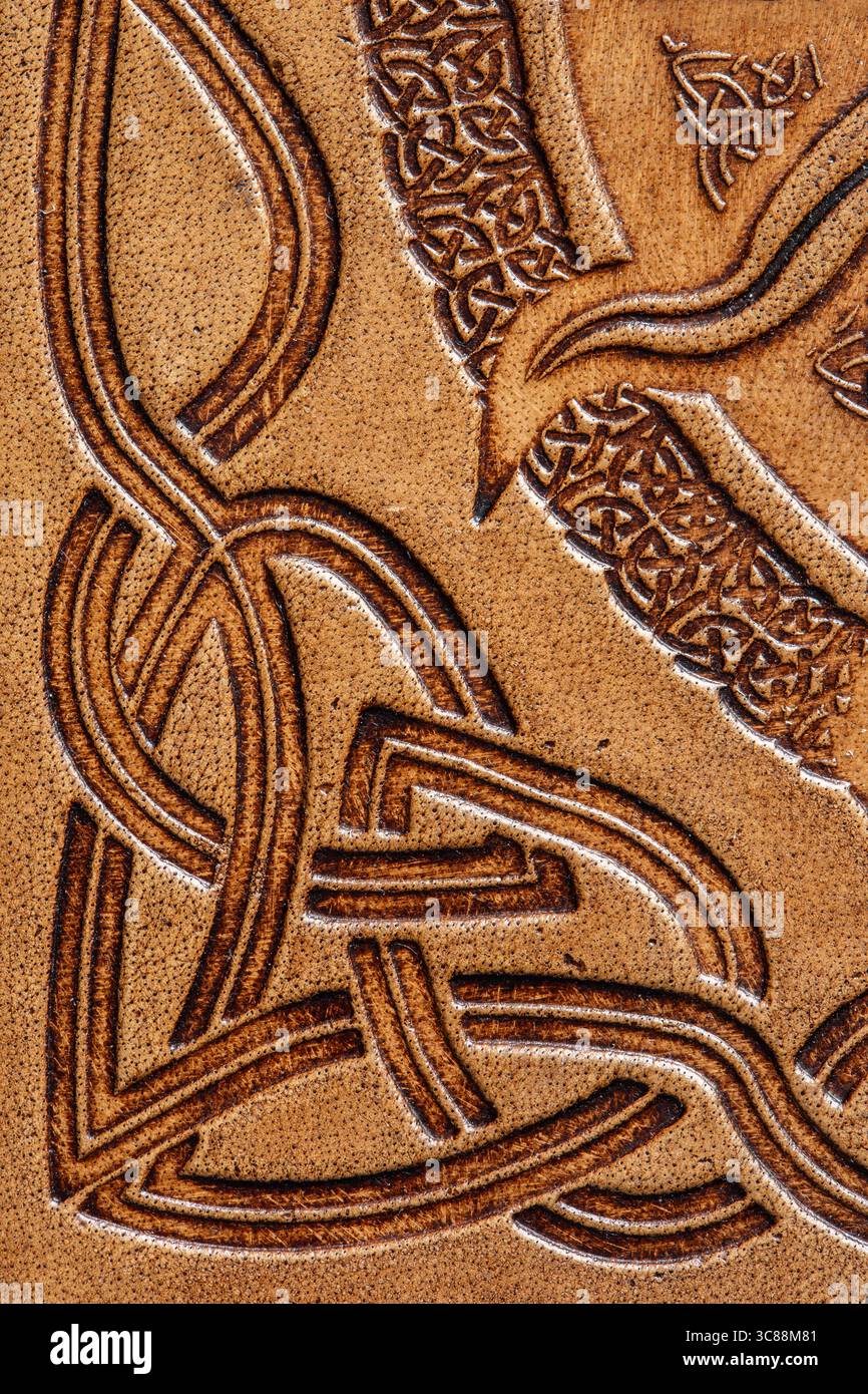 Primo piano di un vecchio sfondo in pelle goffrata con copertina del diario in stile Celtic. Foto Stock