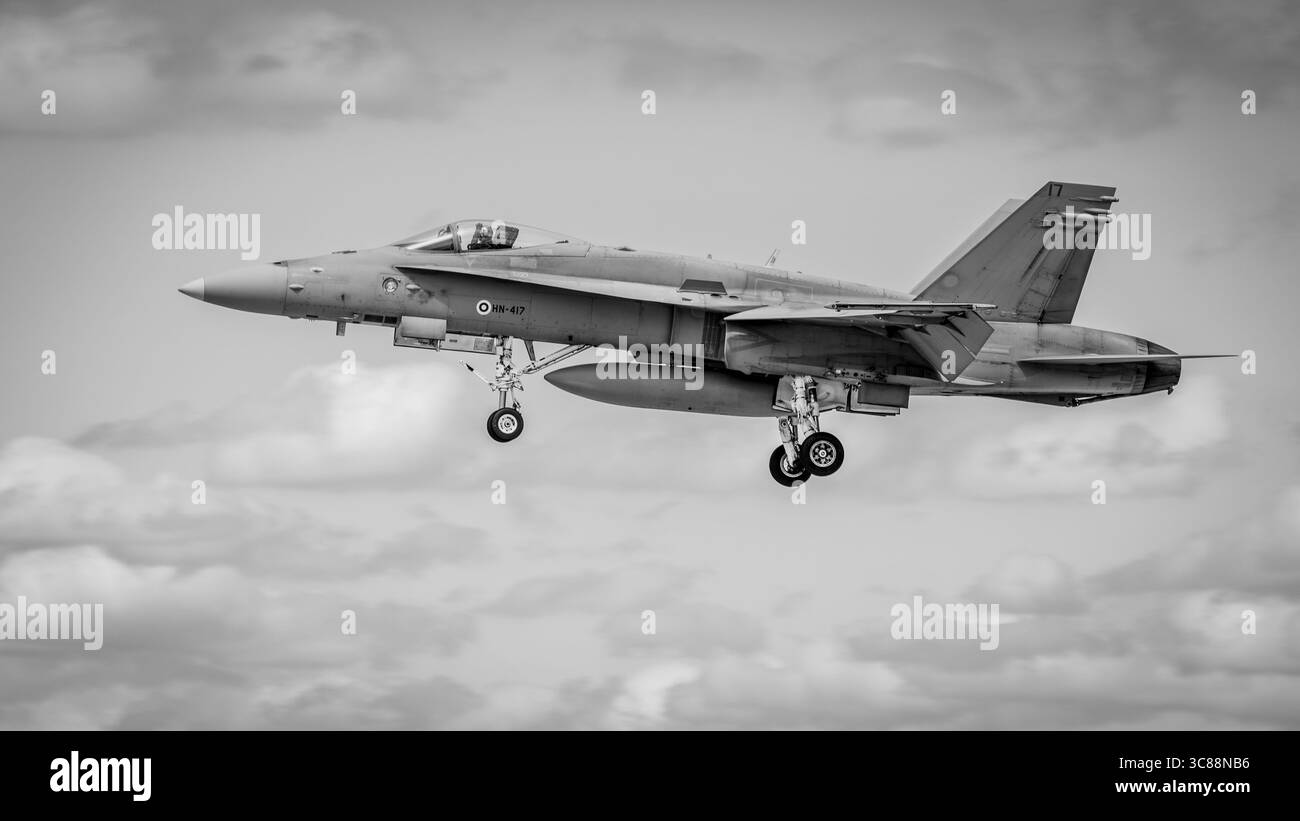 Finnish Air Force - McDonnell Douglas F-18 Hornet, arrivando alla RAF Fairford per il Royal International Air Tattoo 2025. Foto Stock