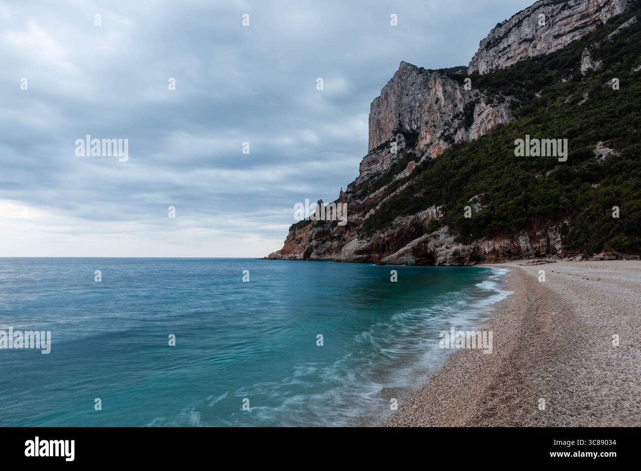 Spiaggia Cala Sisine. Sardegna, Italia. Regione del Golfo di Orosei. Mare di smeraldo e scogliere. Incredibile paesaggio sardo. Foto Stock