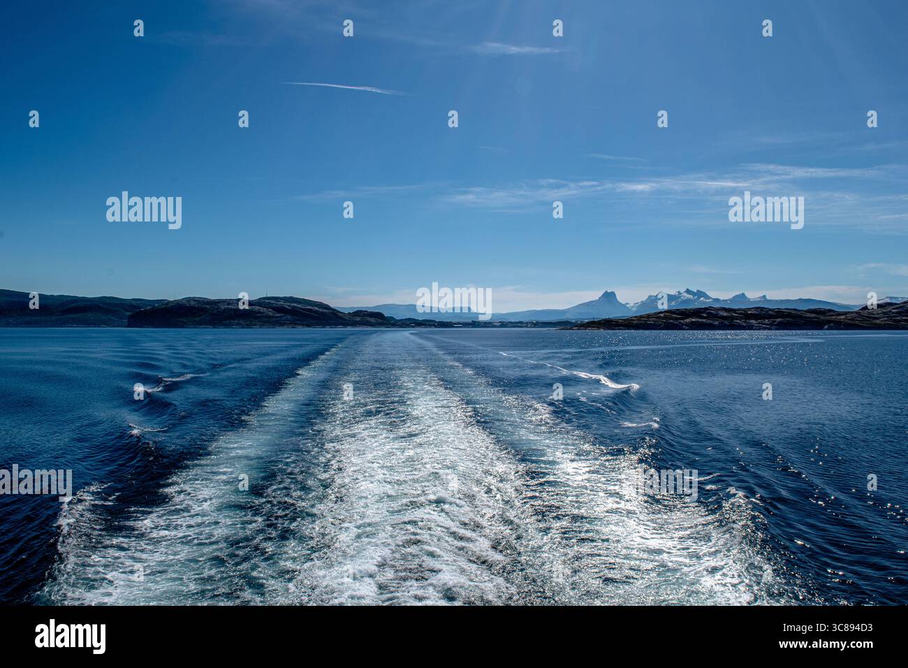 Navigazione da Bodø alle isole Lofoten: Un arrivo davvero spettacolare via mare al porto di Moskenes Foto Stock