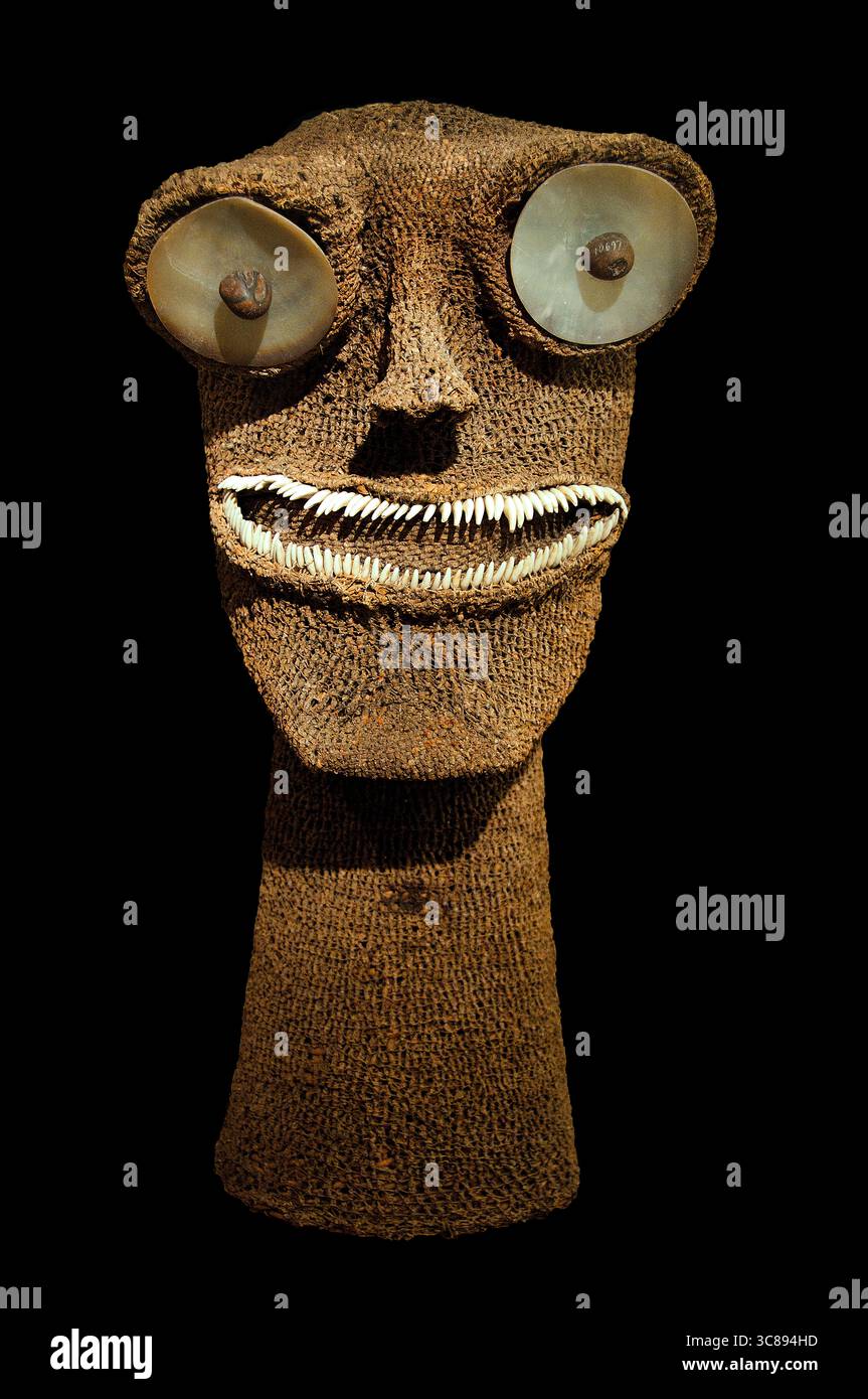 Kūkaʻilimoku, il dio hawaiano della guerra. Fatto di piume, cani zanne e madre di perla, XVIII secolo d.C. Testa primitiva Scultura delle Hawaii realizzata con denti di cane Museo Hawaiiano Hawaii del XVIII secolo - Museo - Musée du quai Branly Foto Stock