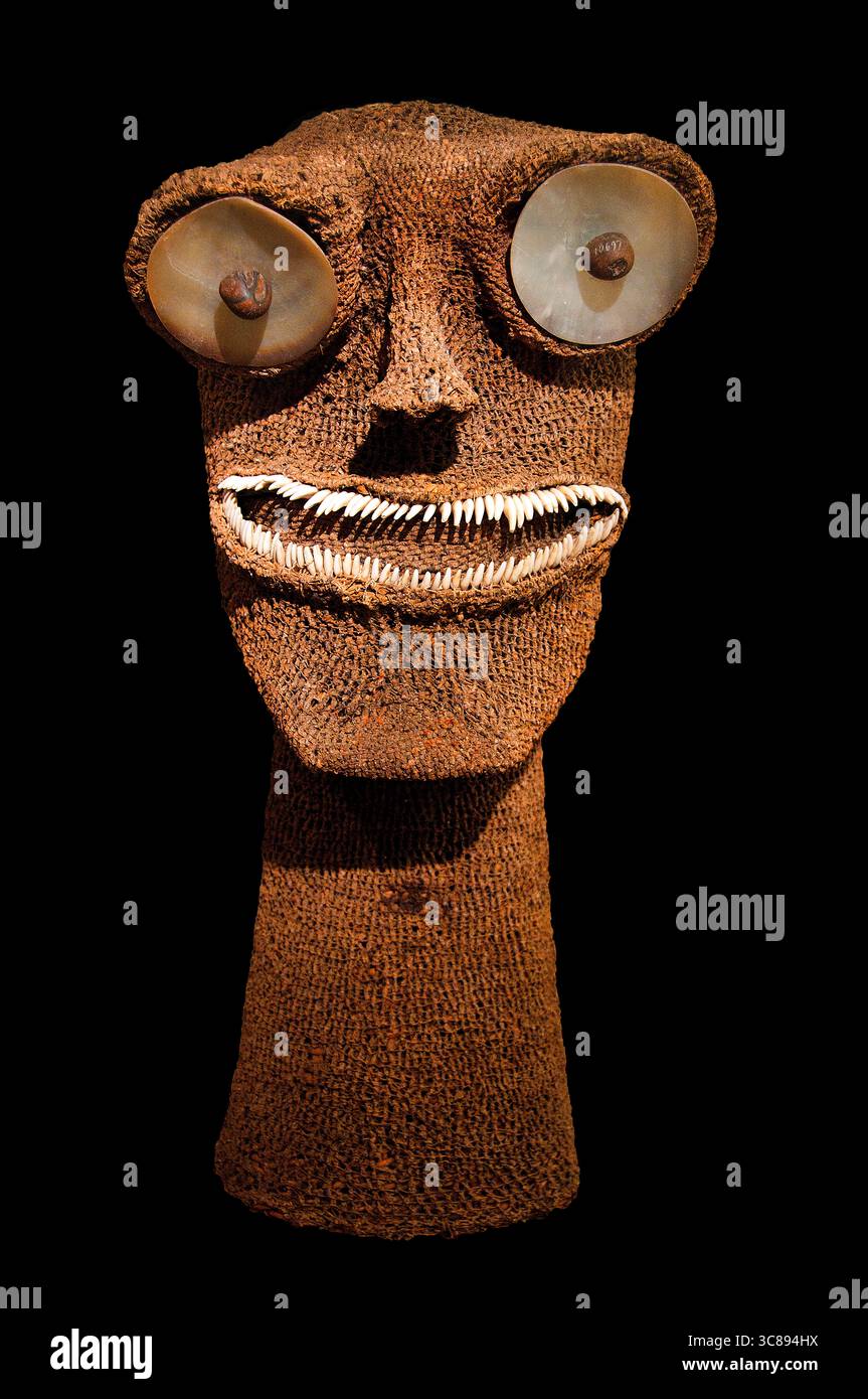 Kūkaʻilimoku, il dio hawaiano della guerra. Fatto di piume, cani zanne e madre di perla, XVIII secolo d.C. Testa primitiva Scultura delle Hawaii realizzata con denti di cane Museo Hawaiiano Hawaii del XVIII secolo - Museo - Musée du quai Branly Foto Stock