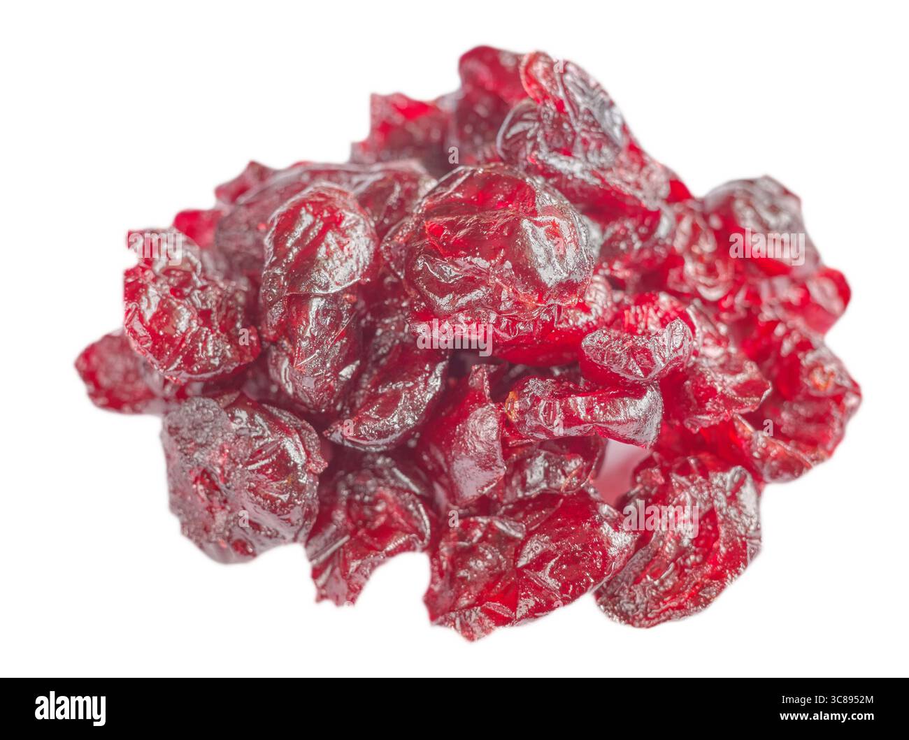 Mirtilli rossi secchi organici isolati su sfondo bianco, messa a fuoco selettiva. Foto Stock