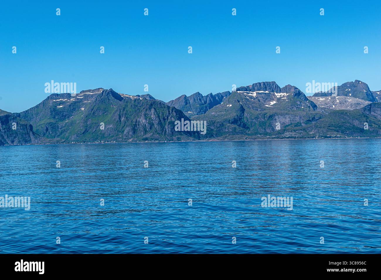 Navigazione da Bodø alle isole Lofoten: Un arrivo davvero spettacolare via mare al porto di Moskenes Foto Stock