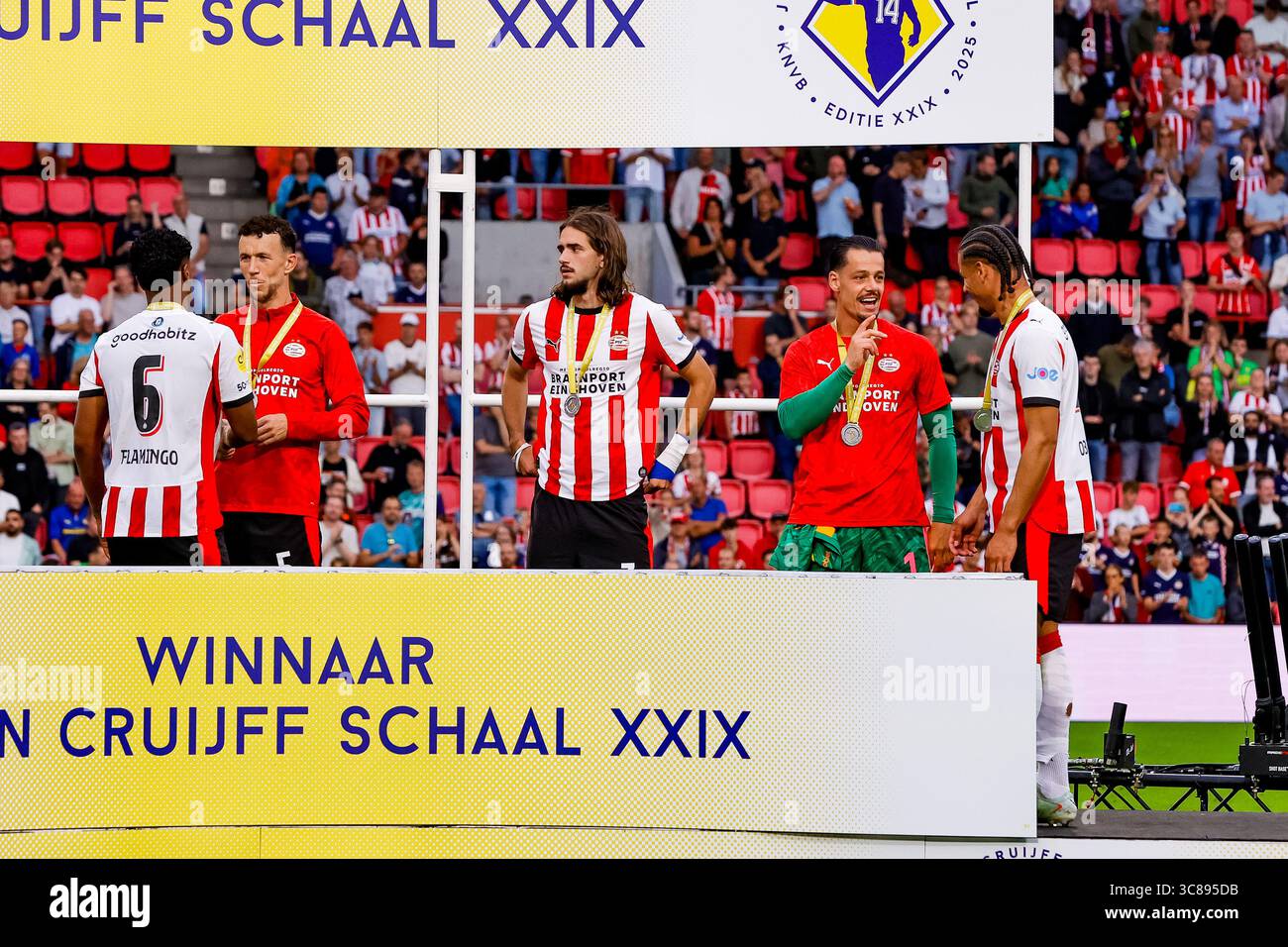 Eindhoven - Ivan Perisic del PSV, Yarek Gasiorowski del PSV Eindhoven, portiere Nick Olij del PSV Eindhoven durante il Johan Cruijff Schaal, la prima partita ufficiale della stagione 2025/2026 tra PSV e Go Ahead Eagles. Il Johan Cruijff Schaal XXIX si svolge al Philips Stadion il 3 agosto 2025 a Eindhoven, Paesi Bassi. (VK Sportphoto/Raymond Smit) Foto Stock