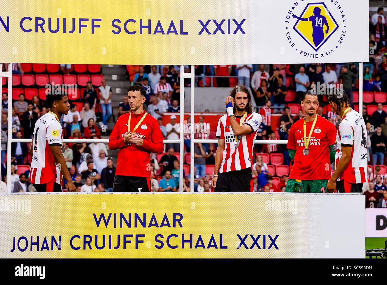 Eindhoven - Rayen Flamingo del PSV Eindhoven, Ivan Perisic del PSV, Yarek Gasiorowski del PSV Eindhoven, portiere Nick Olij del PSV Eindhoven durante il Johan Cruijff Schaal, la prima partita ufficiale della stagione 2025/2026 tra PSV e Go Ahead Eagles. Il Johan Cruijff Schaal XXIX si svolge al Philips Stadion il 3 agosto 2025 a Eindhoven, Paesi Bassi. (VK Sportphoto/Raymond Smit) Foto Stock