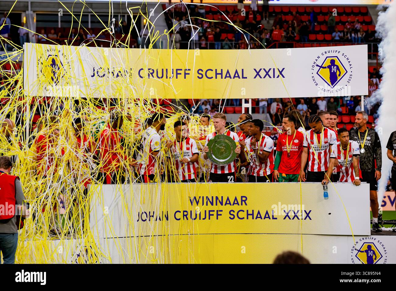 Eindhoven - Sergino Dest del PSV, Ivan Perisic del PSV, Jerdy Schouten del PSV, Alassane Pléa, Rayen Flamingo del PSV Eindhoven, portiere Nick Olij del PSV Eindhoven, Armando Obispo del PSV Eindhoven, Joey Veerman del PSV Eindhoven, Ruben van Bommel del PSV, Mauro Junior del PSV Eindhoven 2025/2026 Il Johan Cruijff Schaal XXIX si svolge al Philips Stadion il 3 agosto 2025 a Eindhoven, Paesi Bassi. (VK Sportphoto/Raymond Smit) Foto Stock