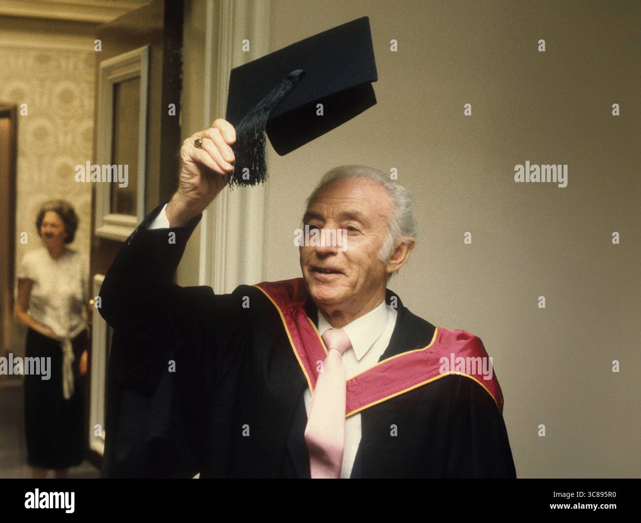 Stanley Matthews, leggenda del calcio inglese, dopo aver ricevuto la laurea honoris causa alla Keele University 1987 Foto Stock