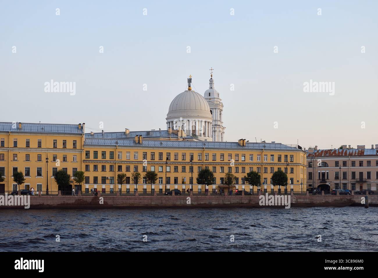 Scopri la splendida e splendida vista dell'architettura storica sul Waters Edge Foto Stock