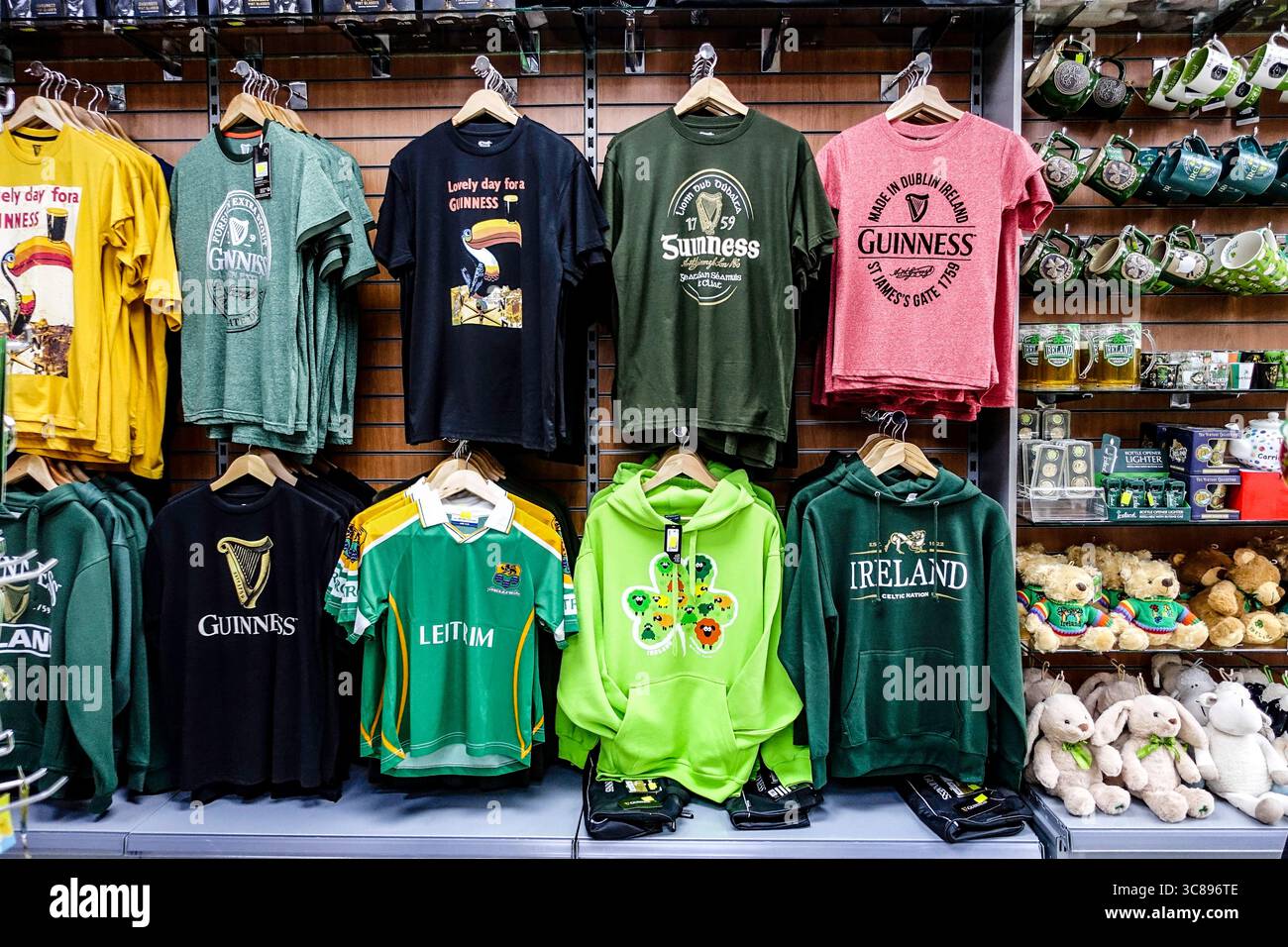 Mostra colorata di abbigliamento souvenir irlandese, magliette Guinness, maglia Leitrim, felpe con cappuccio e peluche in un negozio turistico. Carrick-on-Shannon. Foto Stock