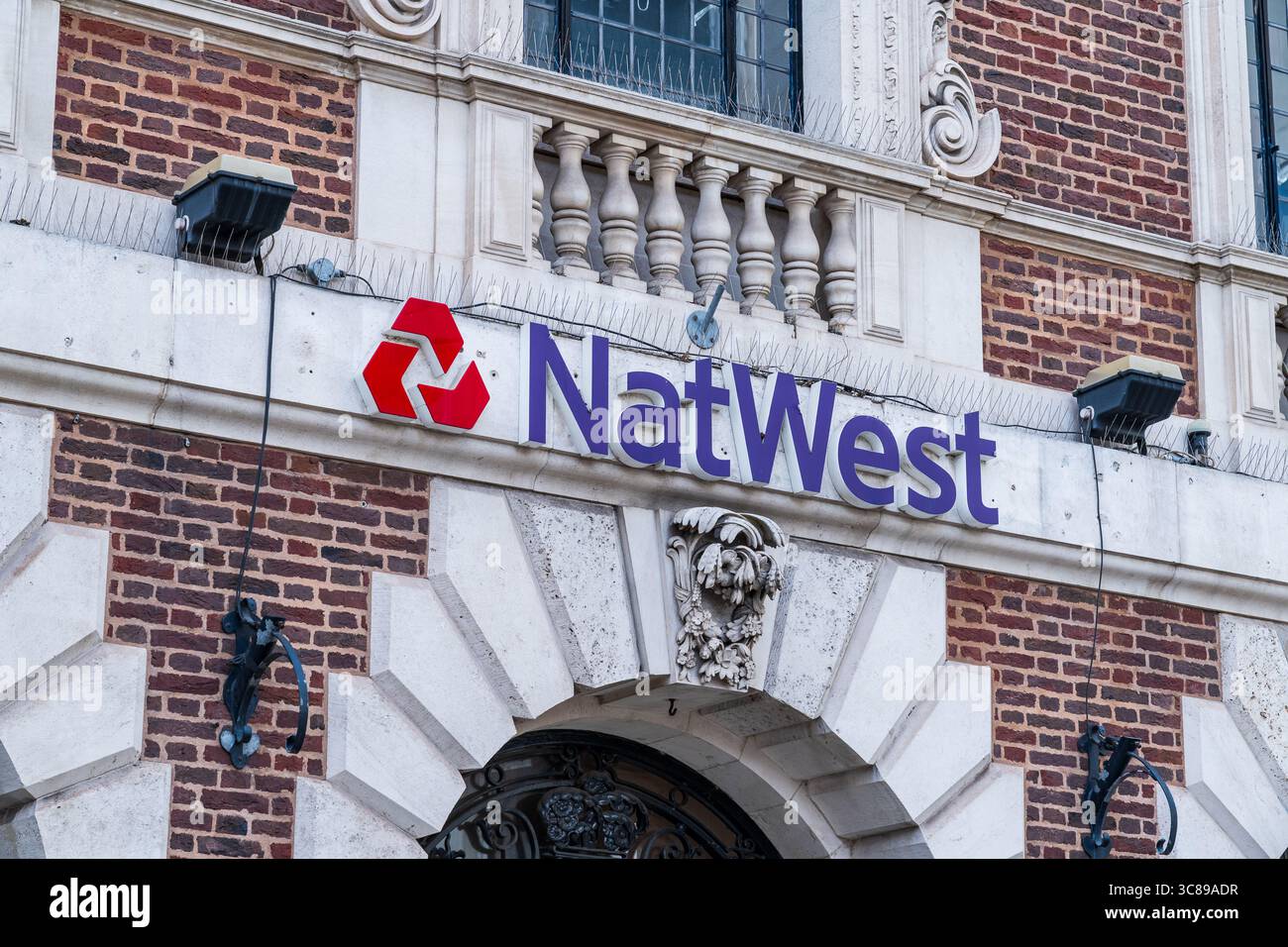 Shrewsbury, Shropshire, Regno Unito - 3 agosto 2025: Logo esterno e segnaletica della banca del Regno Unito, NatWest Foto Stock