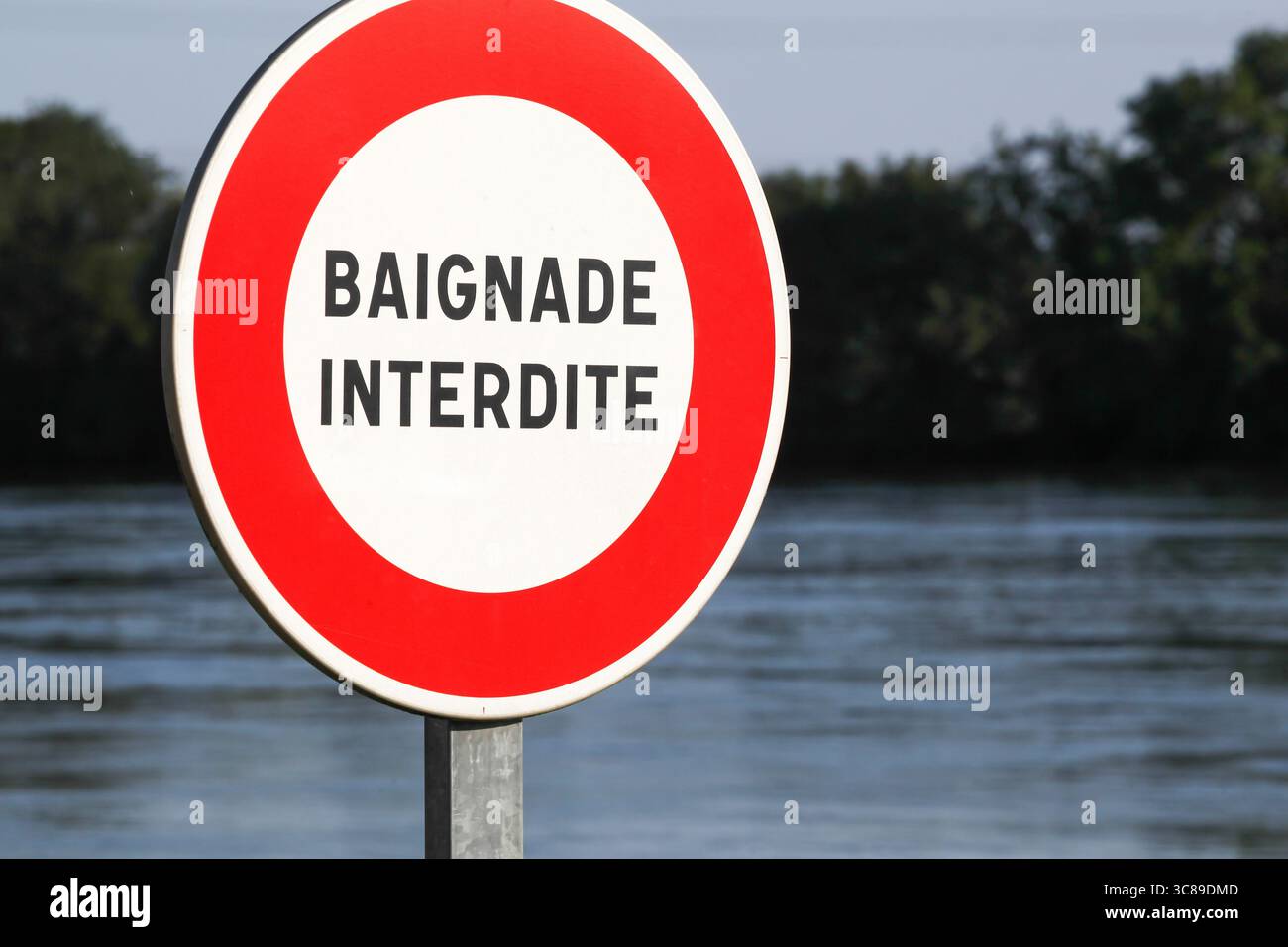 Cartello stradale vietato nuotare chiamato baignade interdite in lingua francese Foto Stock