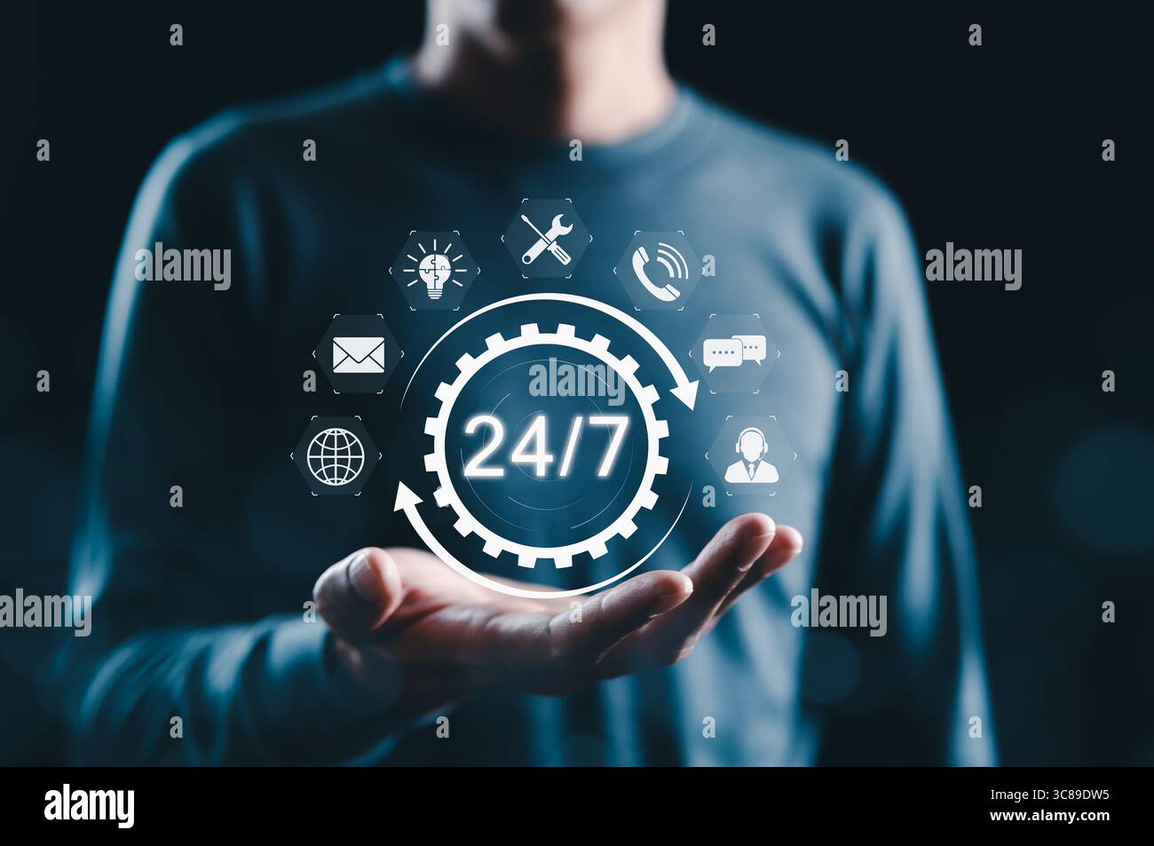 24/7 concetto di disponibilità del servizio e del supporto. La persona presenta il servizio 24/7 con icone di supporto e comunicazione, che rappresentano il cliente continuo Foto Stock