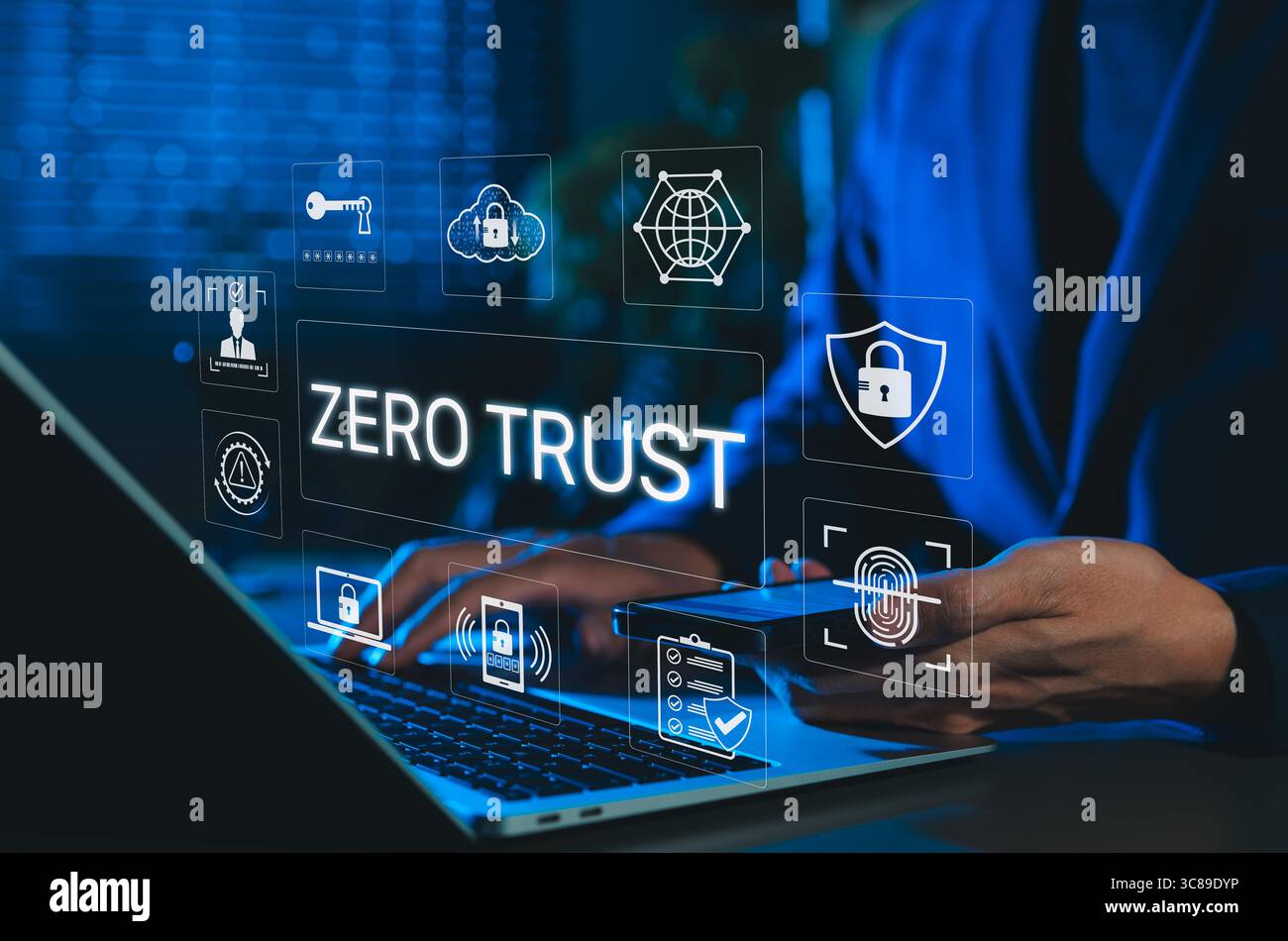 Concetto di sicurezza zero trust. Uomo d'affari che interagisce con icone di sicurezza zero trust, tra cui impronte digitali, lucchetto, accesso al cloud e sicurezza informatica Foto Stock
