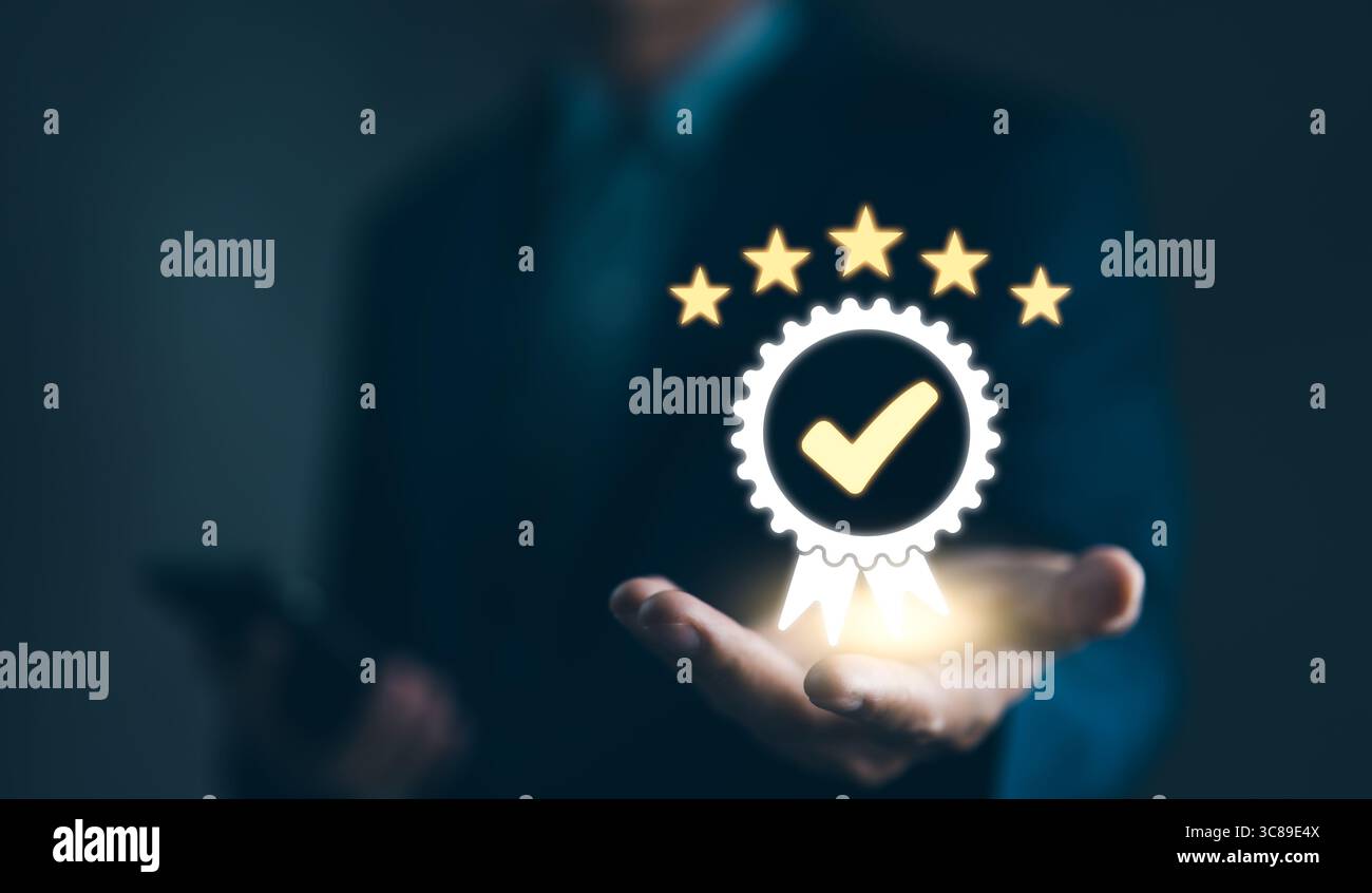 Concetto di standardizzazione e certificazione. 5 stelle di garanzia della qualità del servizio, conformità alle normative, certificazione di standard di qualità della leadership Foto Stock