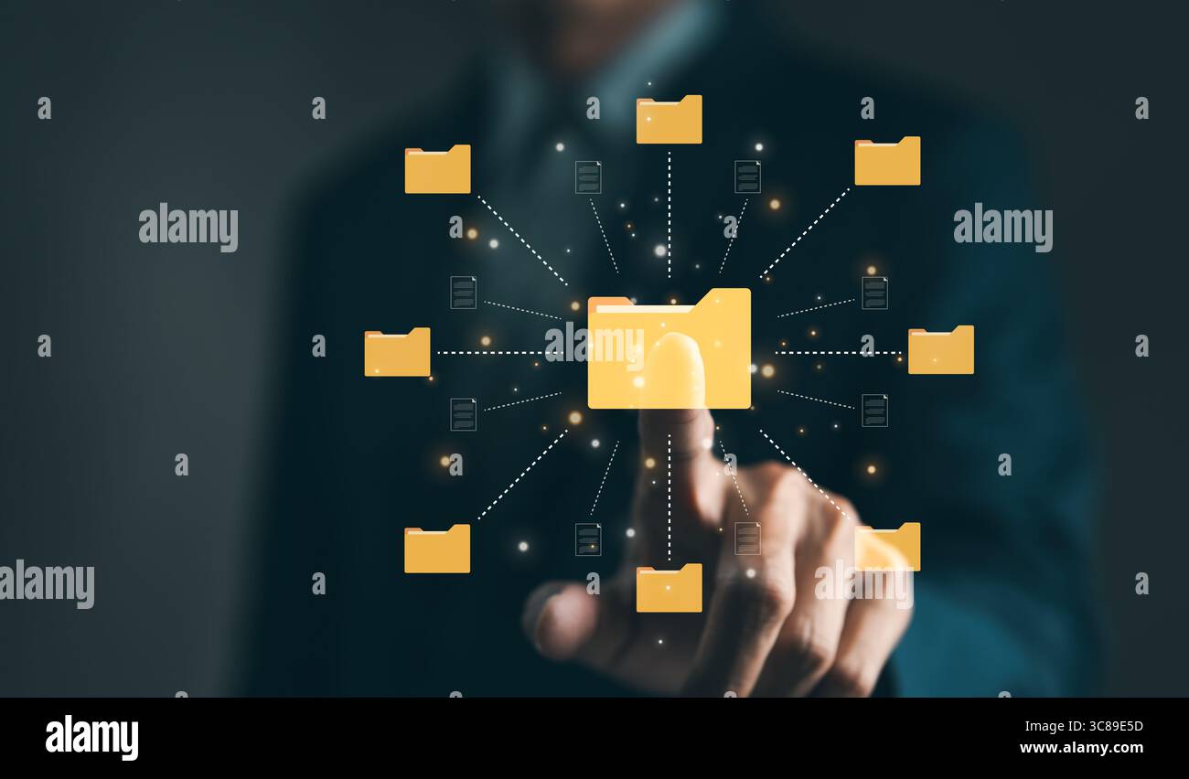 Uomo d'affari che tocca una cartella di grandi dimensioni per gestire i file dei documenti nelle cartelle. archiviazione dei file su cloud. condivisione di database online, software per l'archiviazione e il compan Foto Stock