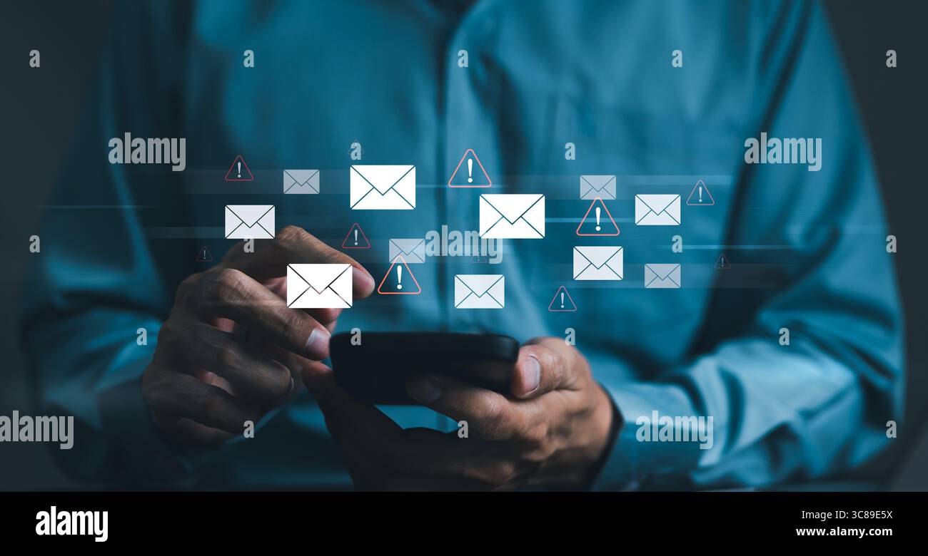 Concetto di virus spam e-mail. Uomo d'affari che legge la posta elettronica con lo smartphone. Monitorare la sicurezza Internet, la sicurezza informatica e la criminalità informatica. Phishing emai Foto Stock