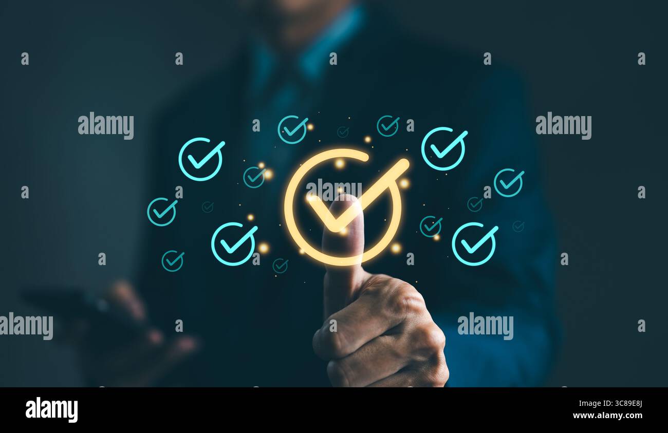 Concetto di standardizzazione e certificazione. Gestione della qualità con controllo qualità o QA e controllo qualità o QC e miglioramento. Conformità a re Foto Stock