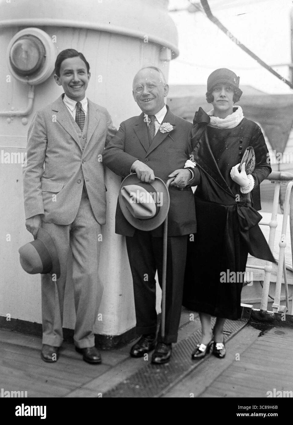 Carl Laemmle (1867-1939) produttore cinematografico tedesco-americano Carl Laemmle con i suoi figli Carl Laemmle Jr. E Rosabelle Laemmle. Foto Stock