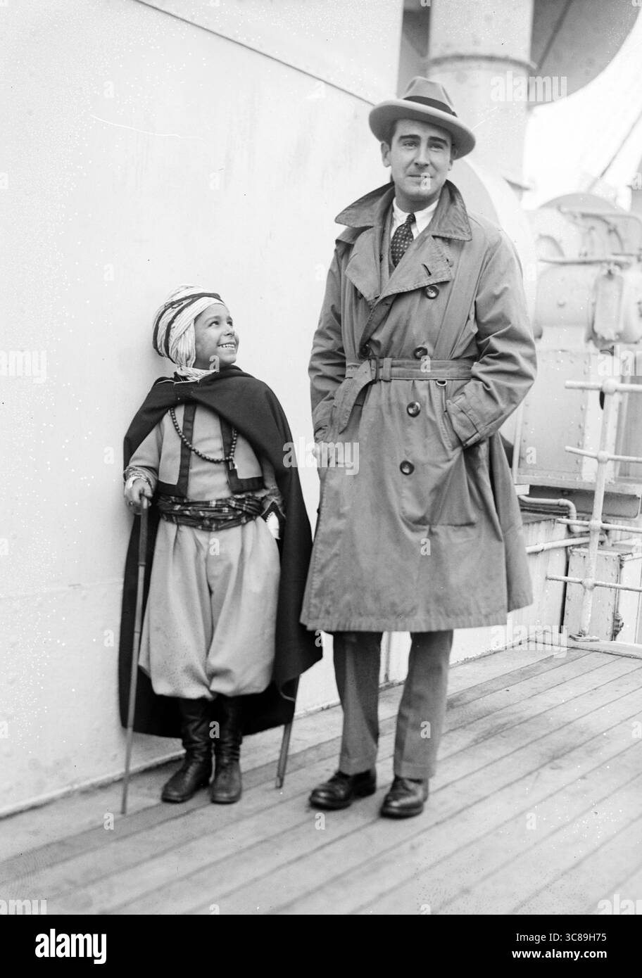 Rex Ingram, (1892-1950) regista irlandese Rex Ingram con Kada-Abd-el-Kader, un ragazzo che adottò. Foto Stock