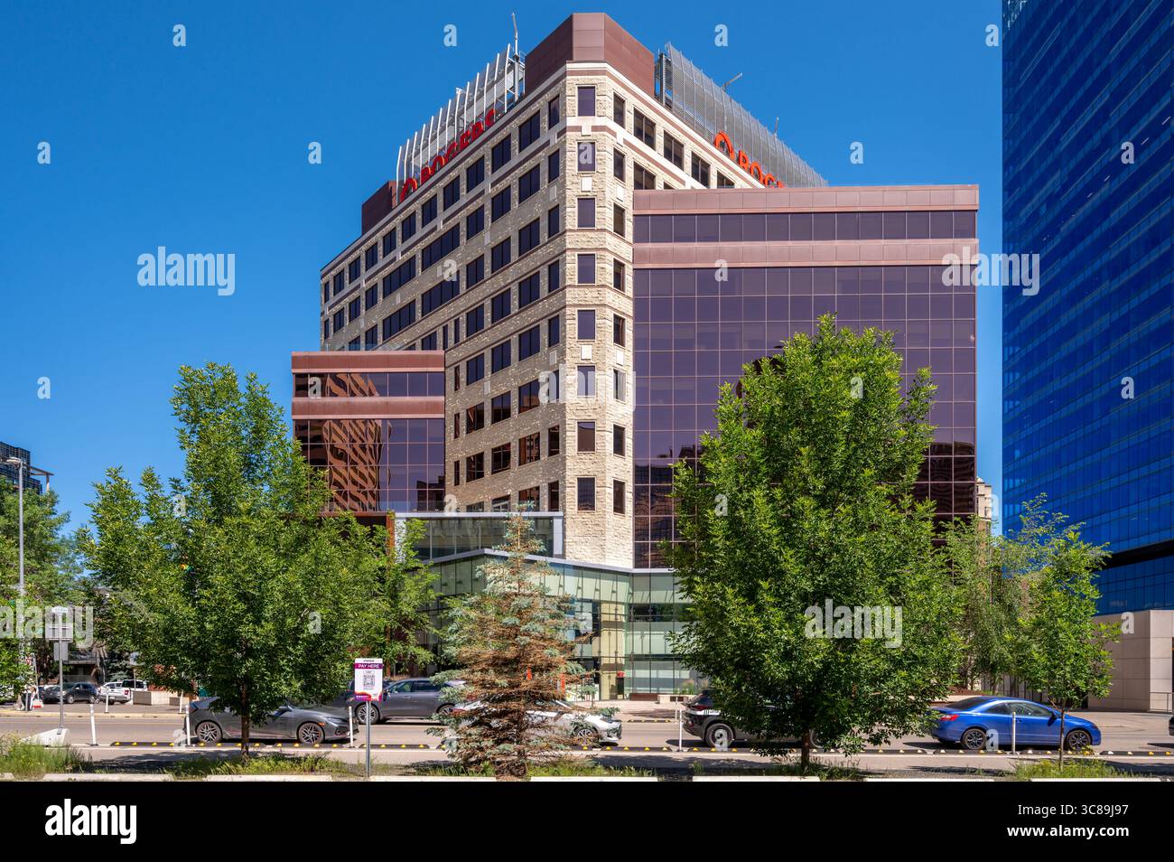 Calgary, Alberta - 29 giugno 2025: Esterno della sede centrale di Rogers a Calgary, Alberta. Foto Stock