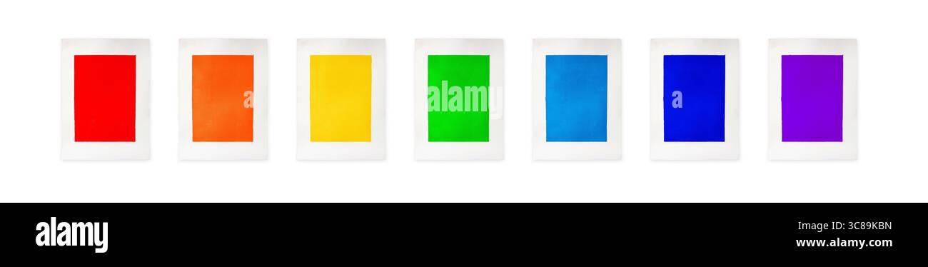 Set di sette blocchi rettangolari colorati isolati stampati su carta bianca, disposti nello spettro dell'arcobaleno. grafica astratta minimalista. Sfondo per CA Foto Stock
