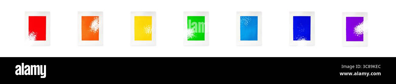 Set di sette blocchi rettangolari colorati isolati stampati su carta bianca, disposti nello spettro dell'arcobaleno, ciascuno con un effetto dinamico a spruzzo o a pennello. Foto Stock