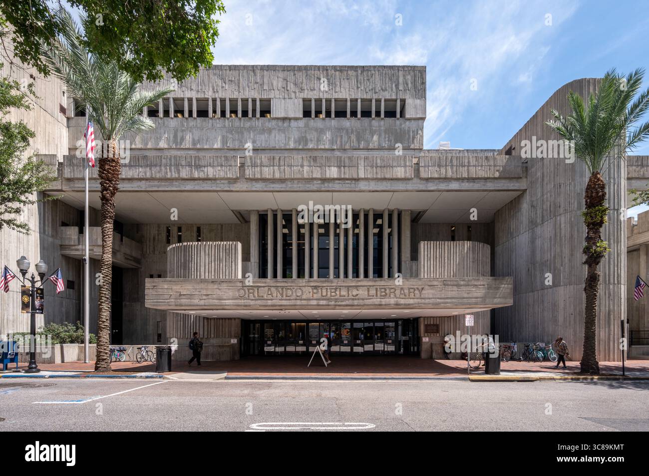 Orlando, Florida - 8 luglio 2025: Facciata della storica biblioteca pubblica brutalista di Orlando nel centro di Orlando. Foto Stock