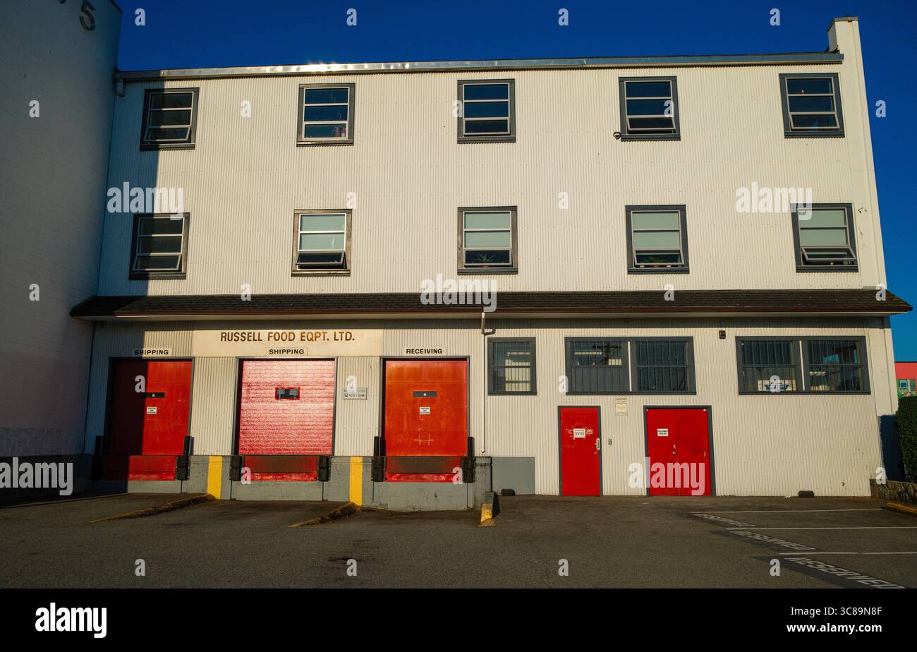 La zona di carico del Russell Foods Building lungo Venables & Clark Drive a Strathcona, Vancouver, British Columbia. Foto Stock