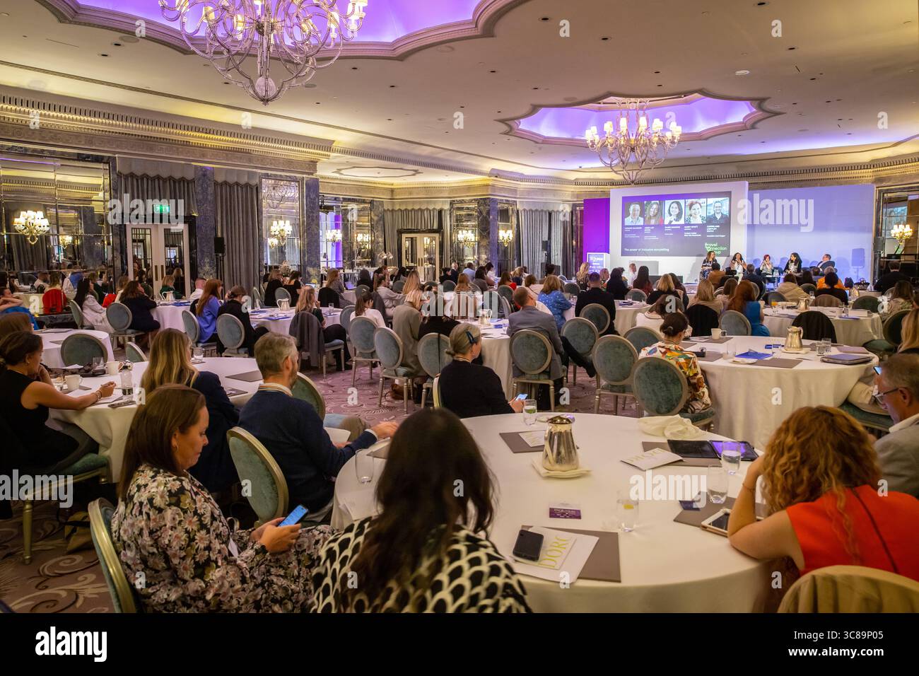 I partecipanti alle conferenze sono seduti attorno ai tavoli Foto Stock