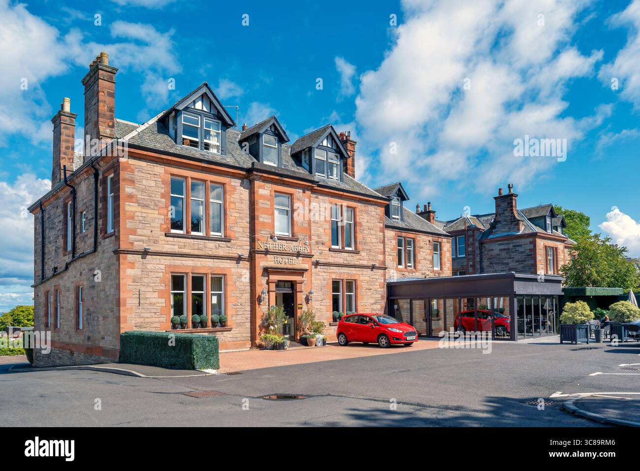 Il Nether Abbey Hotel, North Berwick, è un elegante rifugio costiero che unisce il fascino del mare con il comfort moderno, a pochi passi dai famosi collegamenti della città. Foto Stock