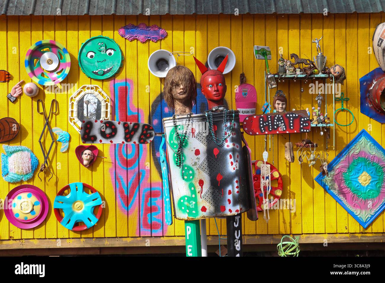 Il meraviglioso paesaggio dell'arte popolare a Clarkesville, GA, SamG Land è pieno di colori, umorismo e creatività dalla visione giocosa dell'artista Sam Granger. Foto Stock