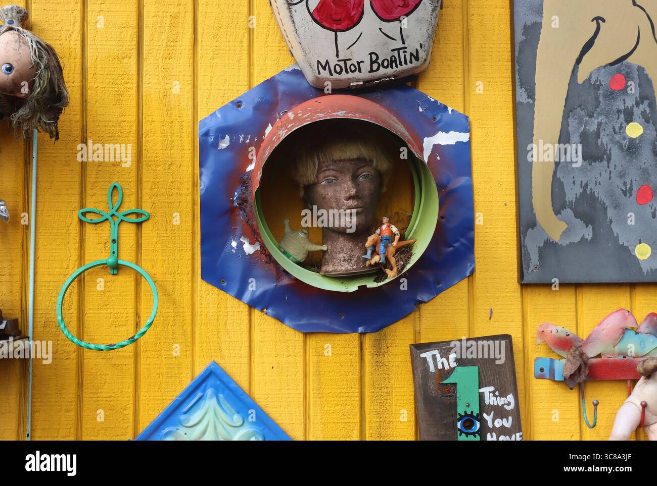 Il meraviglioso paesaggio dell'arte popolare a Clarkesville, GA, SamG Land è pieno di colori, umorismo e creatività dalla visione giocosa dell'artista Sam Granger. Foto Stock