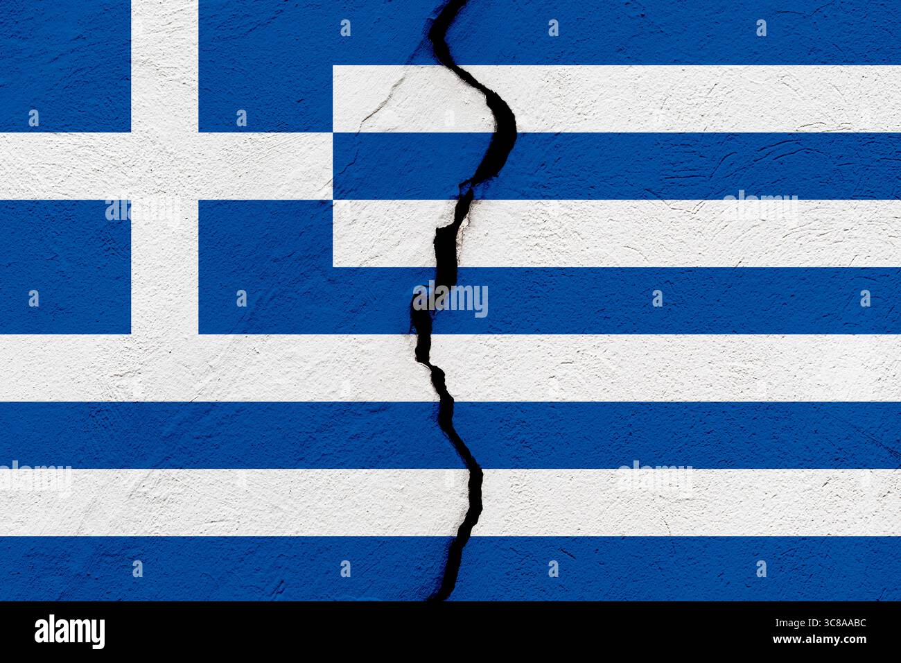 La bandiera della Repubblica ellenica o della Grecia in un grunge crepato muro. Concetto di catastrofe geopolitica e naturale Foto Stock