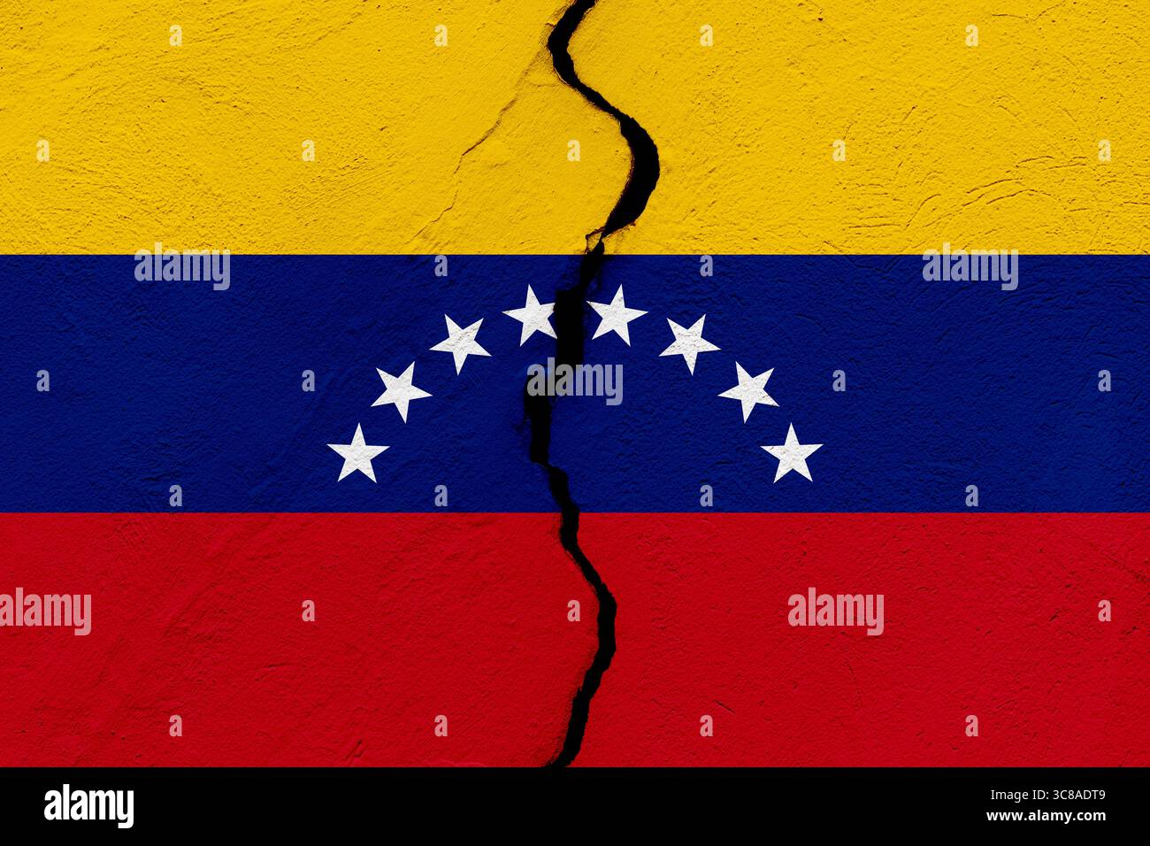 La bandiera della Repubblica bolivariana del Venezuela in un muro grunge incrinato. Concetto di catastrofe geopolitica e naturale Foto Stock